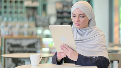 Young Arab Woman using Tablet in Cafe Video stock 139984422