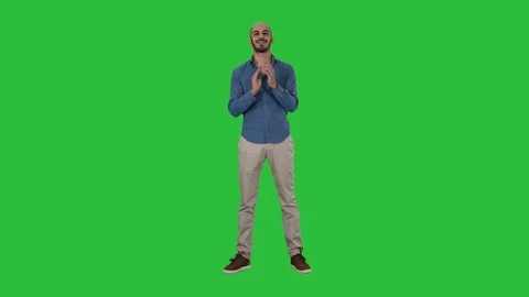 Young arabic man standing claps his hands smiling on a Green Screen, Chroma Key. Stock-Footage 109538846