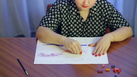 A young artist is working on a drawing using the pastel technique Vidéo 122589057