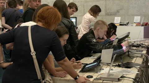 Young Artists Drawing On Graphic Tablets at Comic Con Stockbeeldmateriaal 90134955