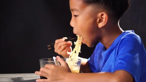 Young Asaian boy eat instant noodle Vidéo 95419853