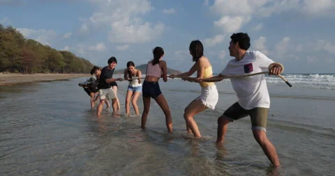 Young asia happy playing pull rope. Stock-Footage 186984482