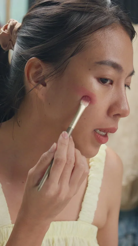 Young Asia lady blogger recording swatch apply eyeshadow palette on skin. Video stock 344794553