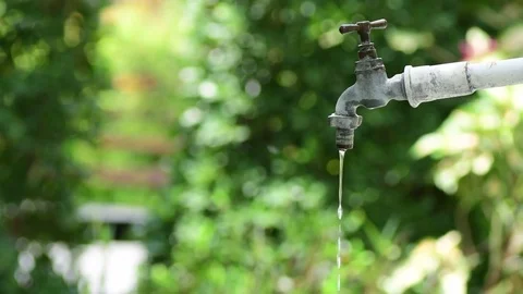 Young Asian boy close the opening faucet to safe water 스톡 동영상 74537522