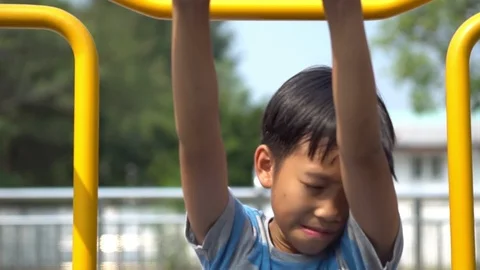 Young Asian boy plan yellow bar Vídeos de archivo 124366293