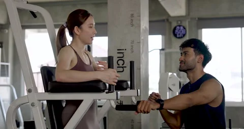 Young Asian couple training together in modern gym, woman uses knee raise 스톡 동영상 340072155