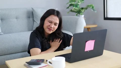 Young Asian freelancer has panic attack at home. Businesswoman works on laptop 库存影片 345275824