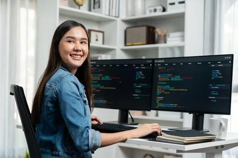 Young Asian in IT developer looking at camera to present on pc. Stratagem. Foto stock