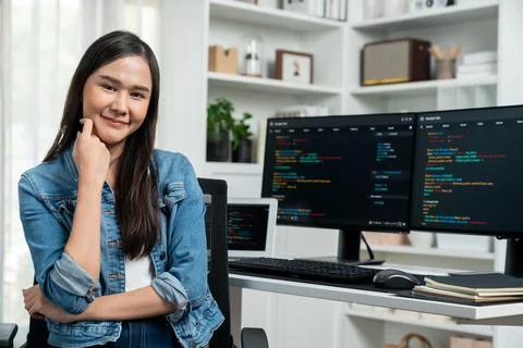 Young Asian in IT developer looking at camera to present on pc. Stratagem. Foto stock