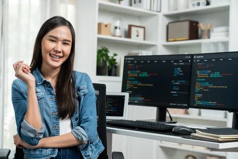 Young Asian in IT developer looking at camera to present on pc. Stratagem. Foto stock