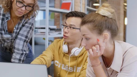 Young Asian Man Explaining Laptop Presentation to Female Colleagues 스톡 동영상 126136203
