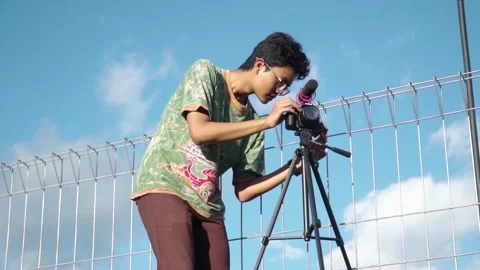 Young asian man using a camera to take pictur Stock Footage 167810702