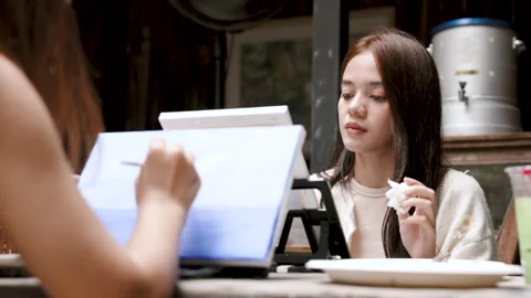 Young Asian painter learns to paint in spare time. with female friend holdi.. Stock Footage 244386868