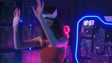 A young Asian woman using virtual reality  , vr box to play online game or .. Vídeo Stock 232946805
