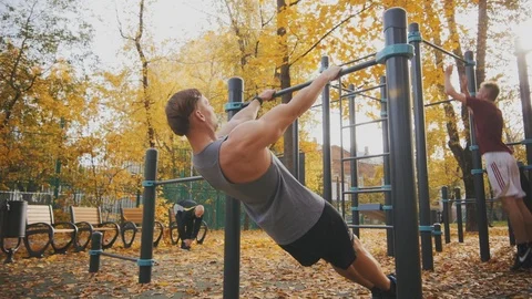 Young athlete doing australian pull ups Video stock 96771610