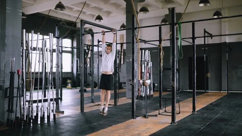 Young athlete doing exercises on the bar Video stock 112331233