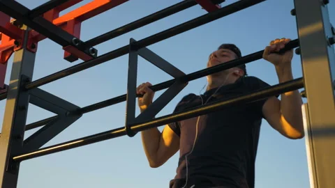 Young athlete doing exercises on the bar and stairs Видео 118853008