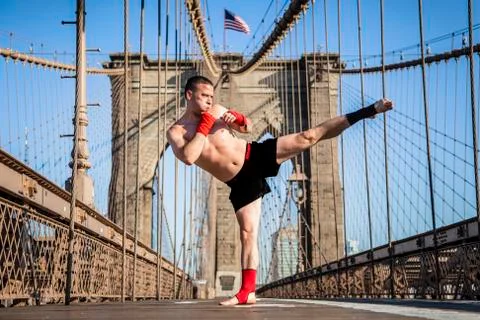 Young athlete fighter exercising on Brooklyn bridge Foto stock