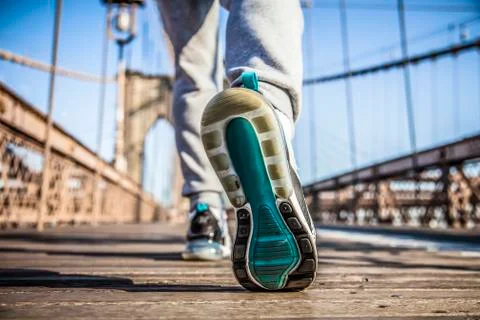 Young athlete sprinter preparing to start a race on Brooklyn Bridge Foto stock