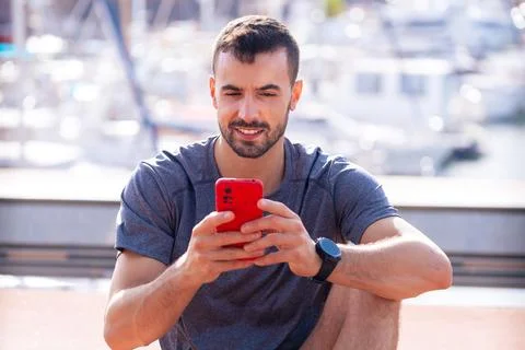 Young athlete using apps on the phone to keep track of their exercise routine. Stock-Fotos
