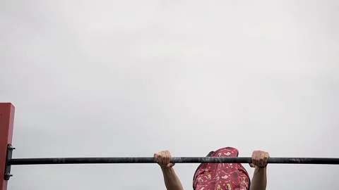 Young athletes show acrobatic stunts on the crossbar Video stock 170066005