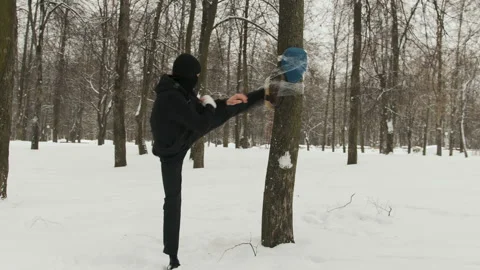 Young, athletic boxer practiced on the street 動画素材 111145682