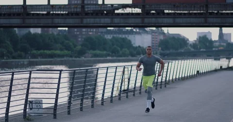 Young athletic man jogging along the riverside in Frankfurt am Main Video stock 85510180