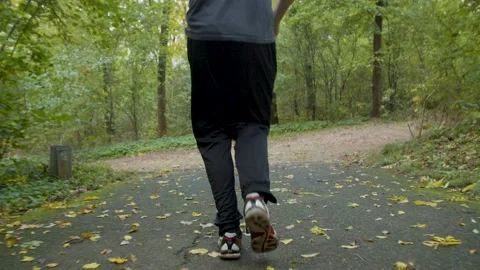 Young Athletic Man running in the Park / Lower Body / Sport Vídeos de archivo 132865540
