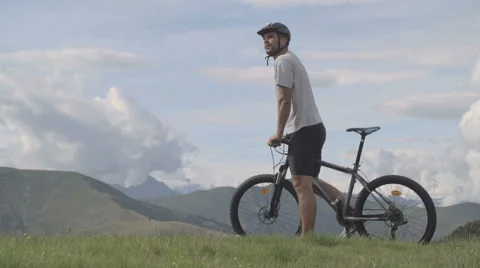 Young athletic man in summer day is enjoying the panorama outdoor Vídeo Stock 64543449