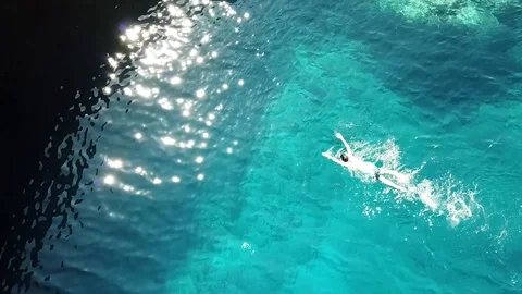 Young athletic man is swimming crawl in the clear turquoise sea water Vídeo Stock 125099731