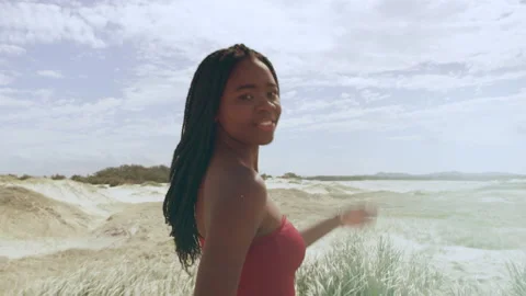 Young attractive girl walking among sand dunes smiling in Australia. Medium clos Video stock 199461453