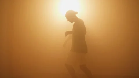 Young b-boy doing breakdance performance in dance studio Video stock 132070440