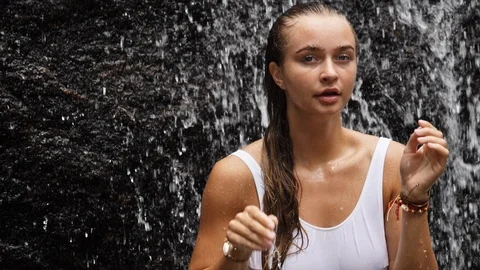 Young babe under waterfall Video stock 94105816