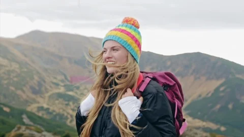 Young backpacker standing on top of a mountain Stock-Footage 85517362