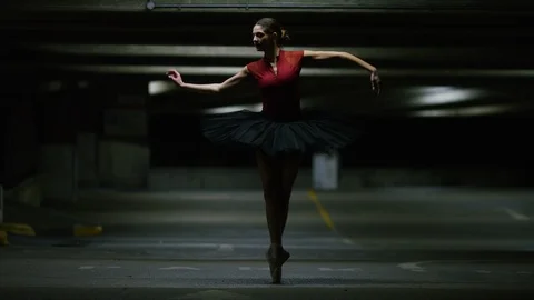Young ballet dancer dancing on pointe in a car park, in slow motion Video stock 85578859
