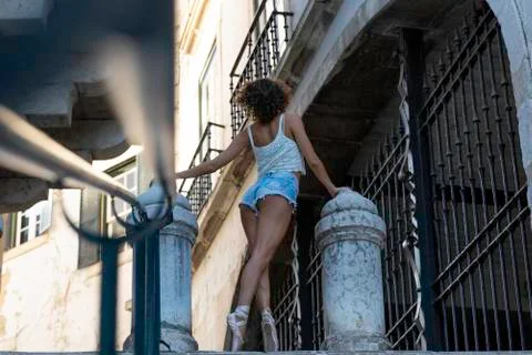 Young ballet dancer posing in the urban scenery of the city in Lisbon, Portug Stock-Fotos