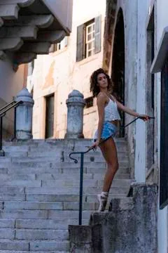 Young ballet dancer posing in the urban scenery of the city in Lisbon, Portug Foto stock