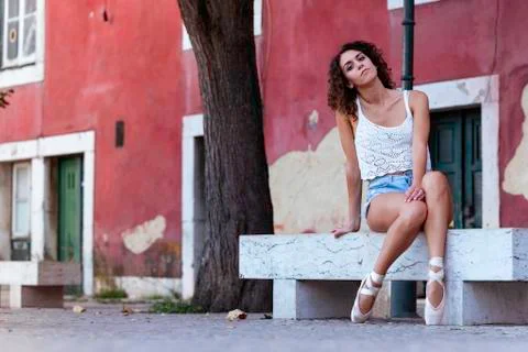 Young ballet dancer posing in the urban scenery of the city in Lisbon, Portug Foto stock