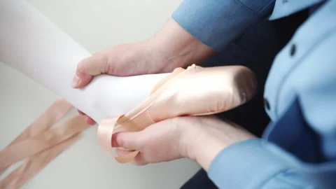 Young ballet girl at studio lesson. Wearing pointe. Training performance Vídeos de archivo 278450509
