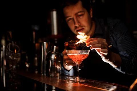Young bartender making a fresh cocktail with a smoky note Stock-Fotos