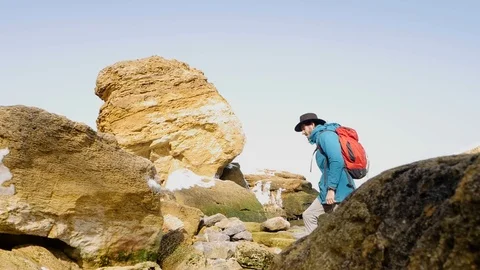 Young bearded hiker Stockbeeldmateriaal 86926871
