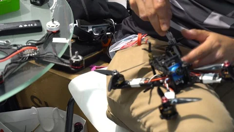 Young bearded Male Engineer work with drone in workshop. Vidéo 90580969