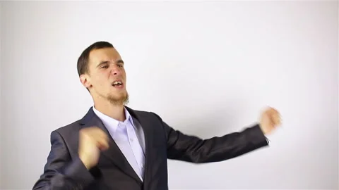 Young bearded man dancing. 库存影片 92508852