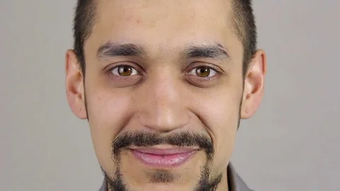 Young bearded man looking at camera and winks Vídeos de archivo 73697759