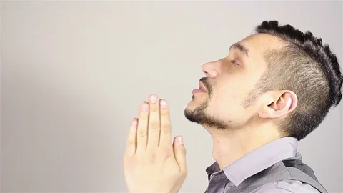 Young bearded man praying, asking God for help. Vídeos de archivo 75381096