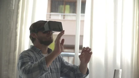 Young bearded man wearing virtual reality glasses Video stock 120824438