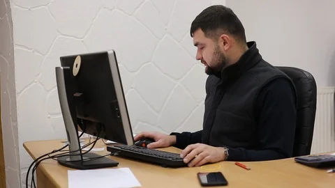 Young bearded office worker man working on computer. Video stock 102620533