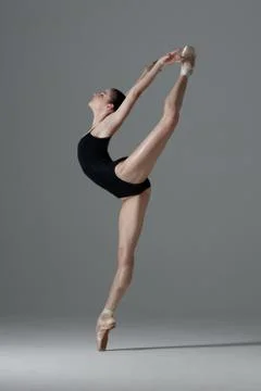 Young beautiful ballet dancer is posing in studio Stock-Fotos