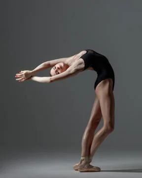 Young beautiful ballet dancer is posing in studio Stock-Fotos