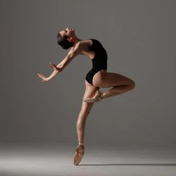 Young beautiful ballet dancer is posing in studio Stock-Fotos
